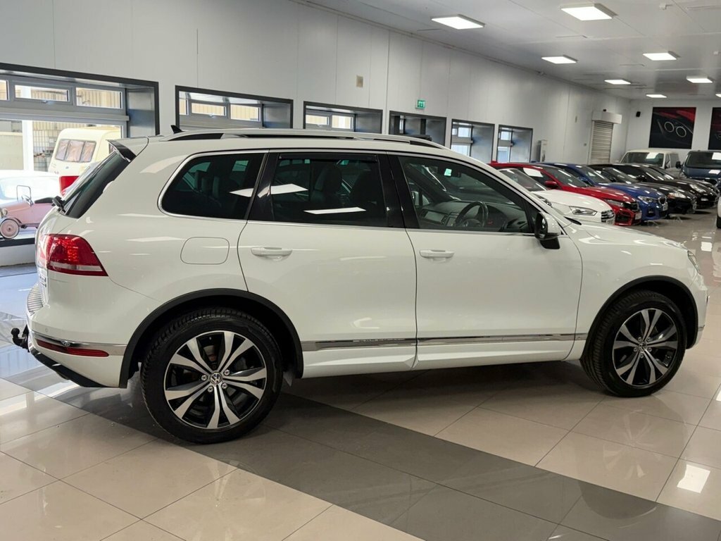 Volkswagen Touareg 3L R-line EF64FUB White #2