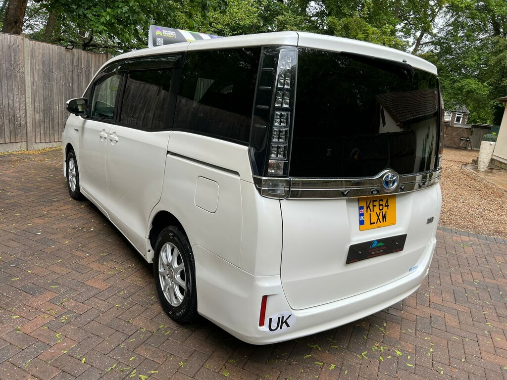 Toyota Voxy 1.8 Hybrid Synergy Drive 7 Seater White #6