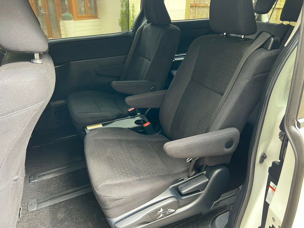 Toyota Voxy Zs 1.8 Hybrid #21