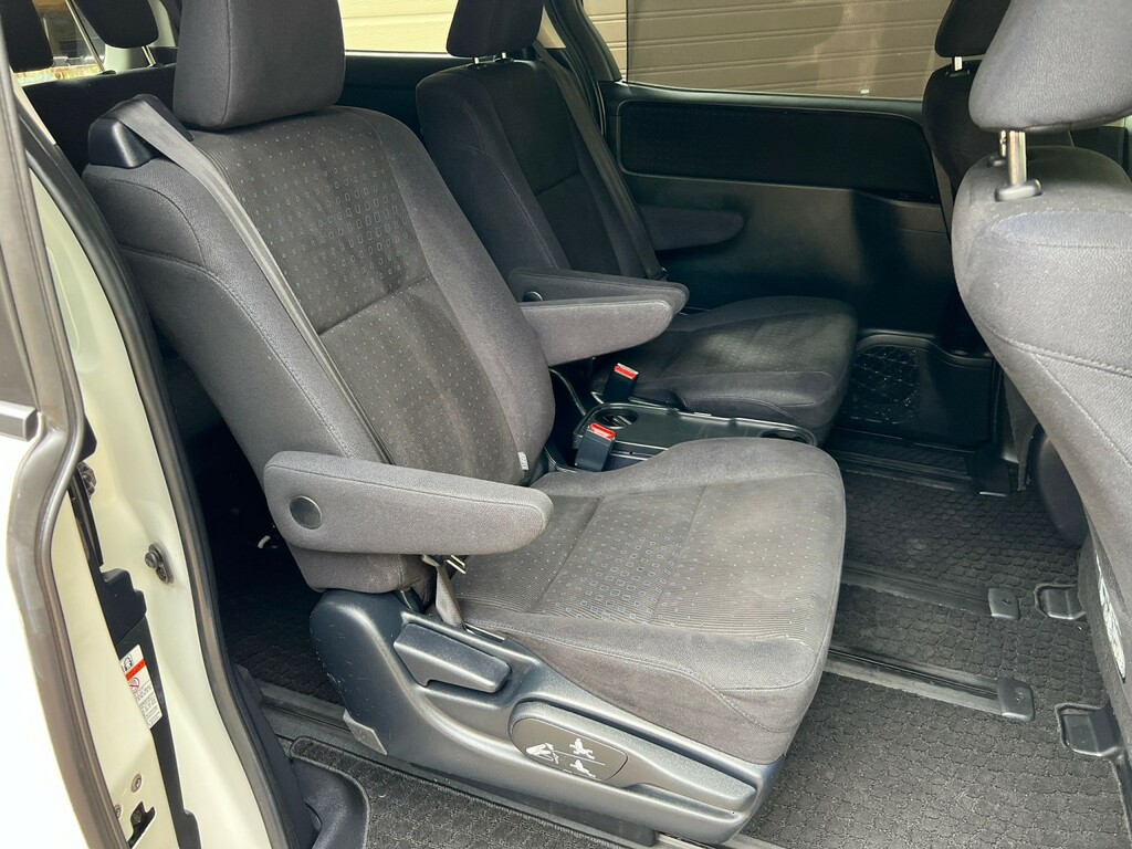 Toyota Voxy Zs 1.8 Hybrid #20