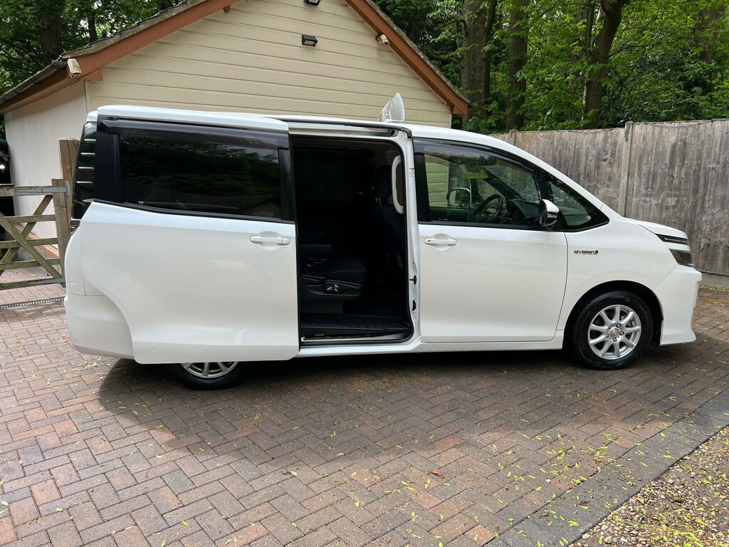 Toyota Voxy Zs 1.8 Hybrid #10