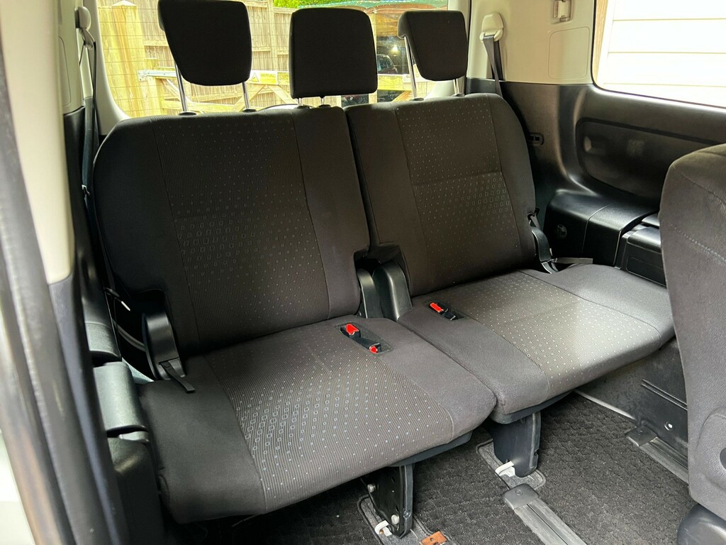 Toyota Voxy Zs 1.8 Hybrid #23