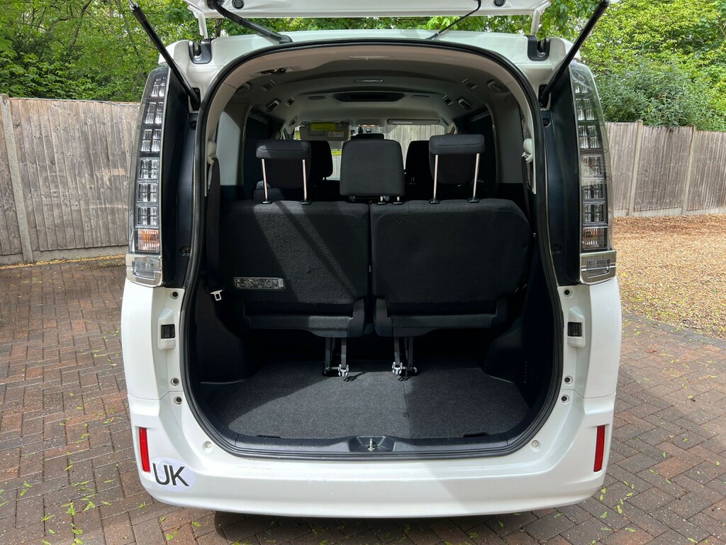 Toyota Voxy Zs 1.8 Hybrid #30