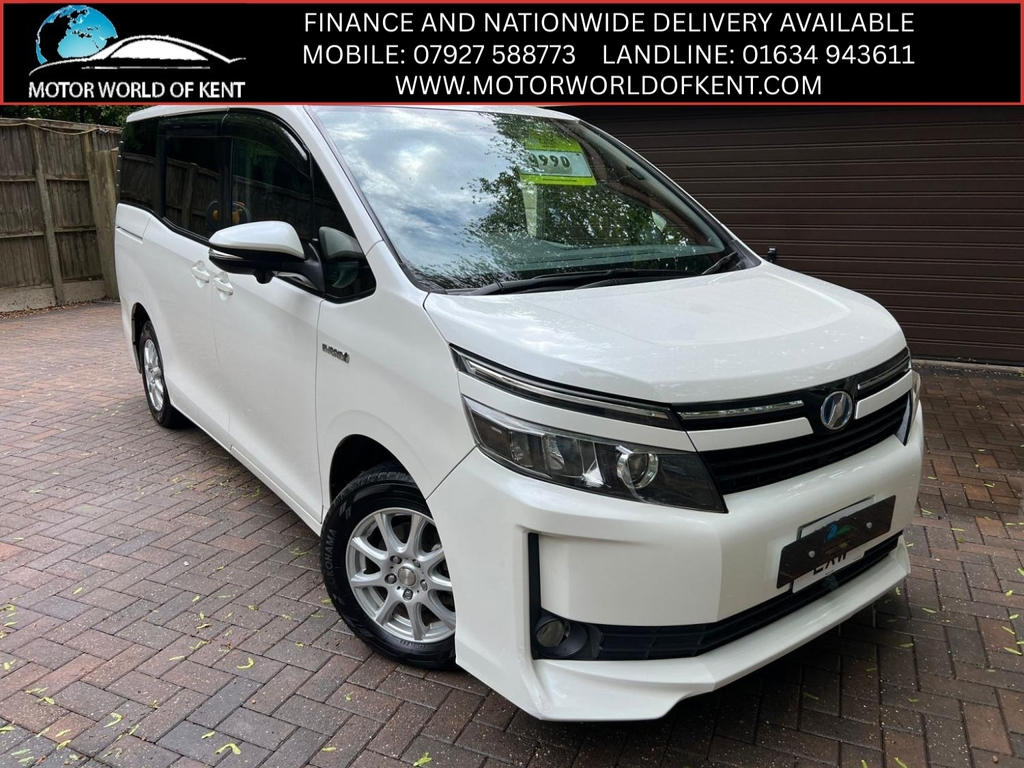 Toyota Voxy 1.8 Hybrid Synergy Drive 7 Seater White