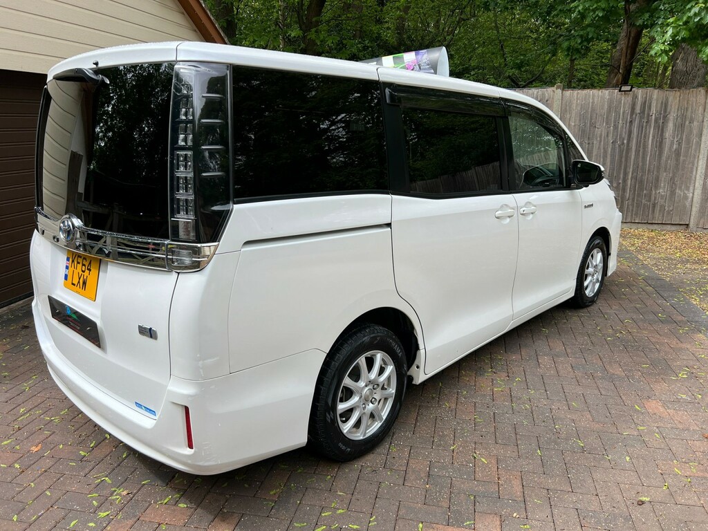 Toyota Voxy Zs 1.8 Hybrid #8