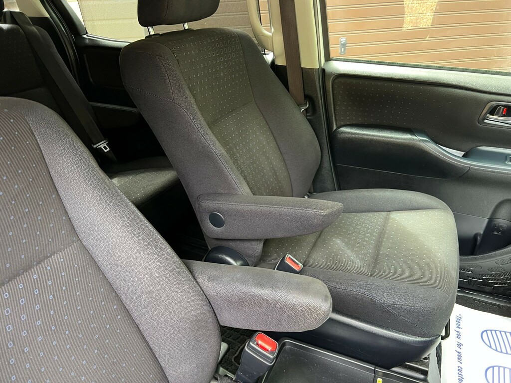 Toyota Voxy Zs 1.8 Hybrid #19