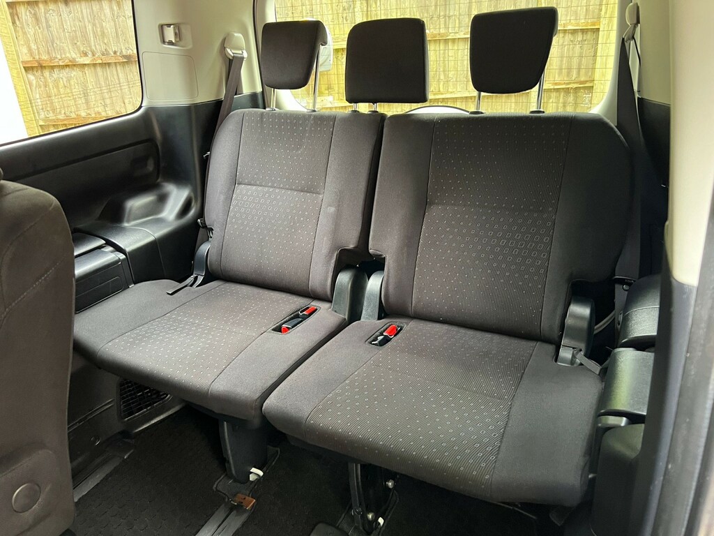 Toyota Voxy Zs 1.8 Hybrid #22