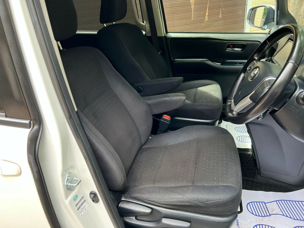 Toyota Voxy Zs 1.8 Hybrid #14