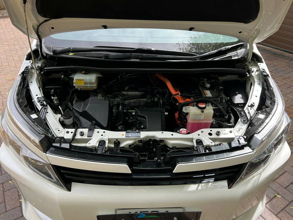Toyota Voxy Zs 1.8 Hybrid #29