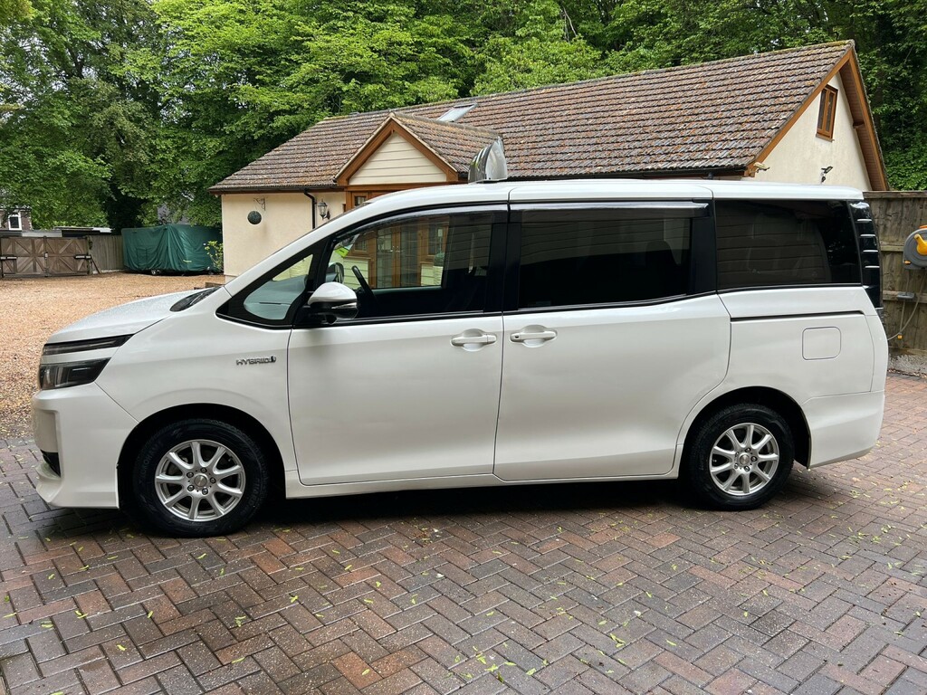 Toyota Voxy 1.8 Hybrid Synergy Drive 7 Seater White #4