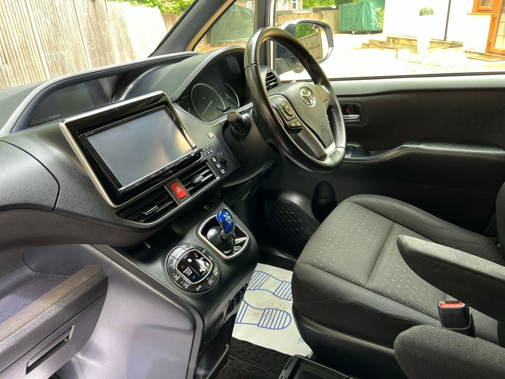 Toyota Voxy Zs 1.8 Hybrid #18