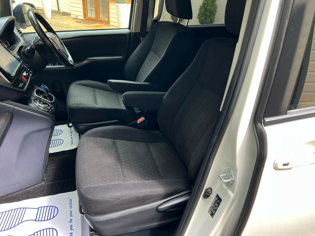 Toyota Voxy Zs 1.8 Hybrid #17
