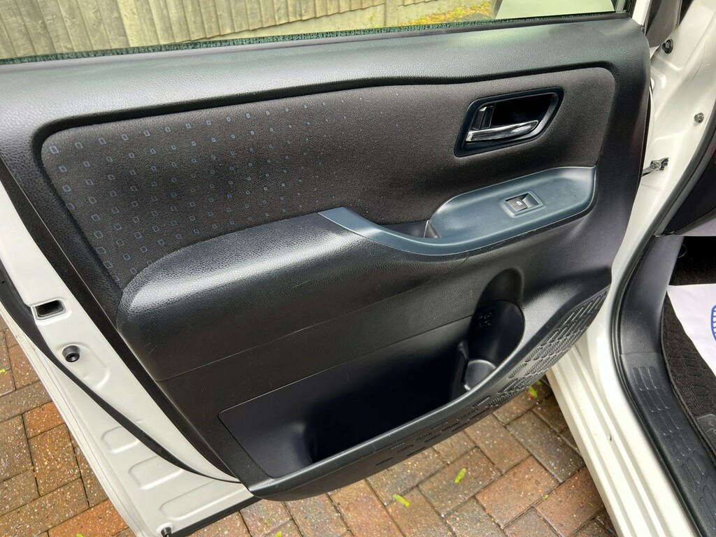 Toyota Voxy Zs 1.8 Hybrid #27