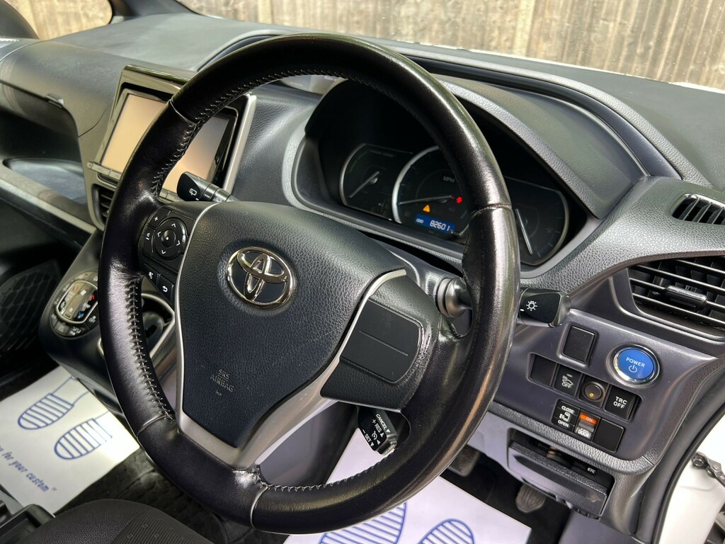 Toyota Voxy Zs 1.8 Hybrid #15