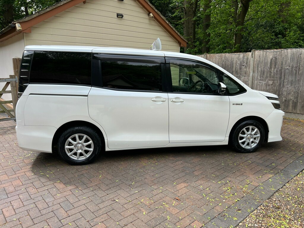 Toyota Voxy Zs 1.8 Hybrid #9
