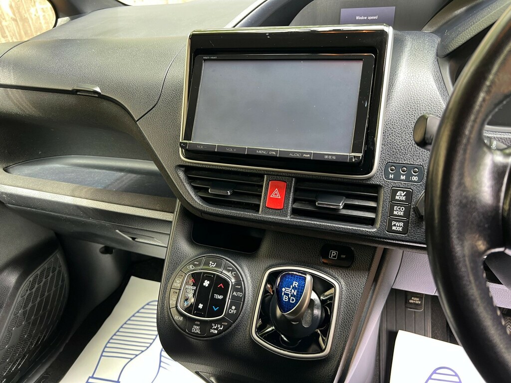 Toyota Voxy Zs 1.8 Hybrid #16