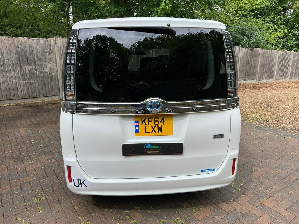 Toyota Voxy Zs 1.8 Hybrid #7