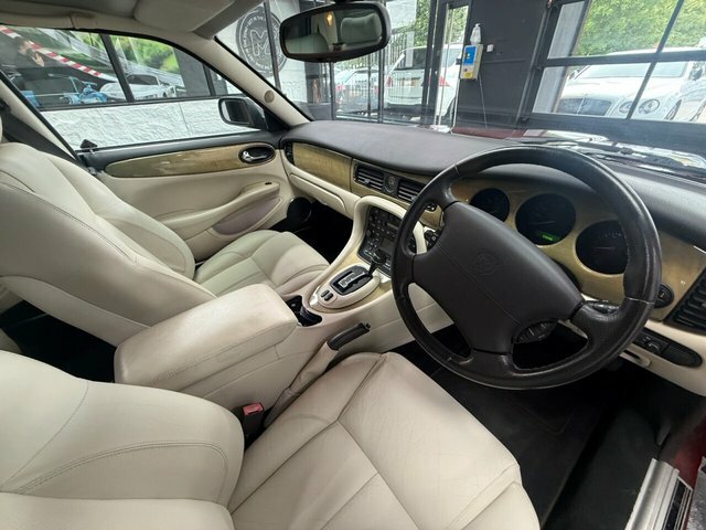 Jaguar XJ Saloon 4.0 Black #18