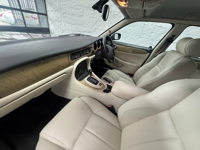 Jaguar XJ Saloon 4.0 Black #16