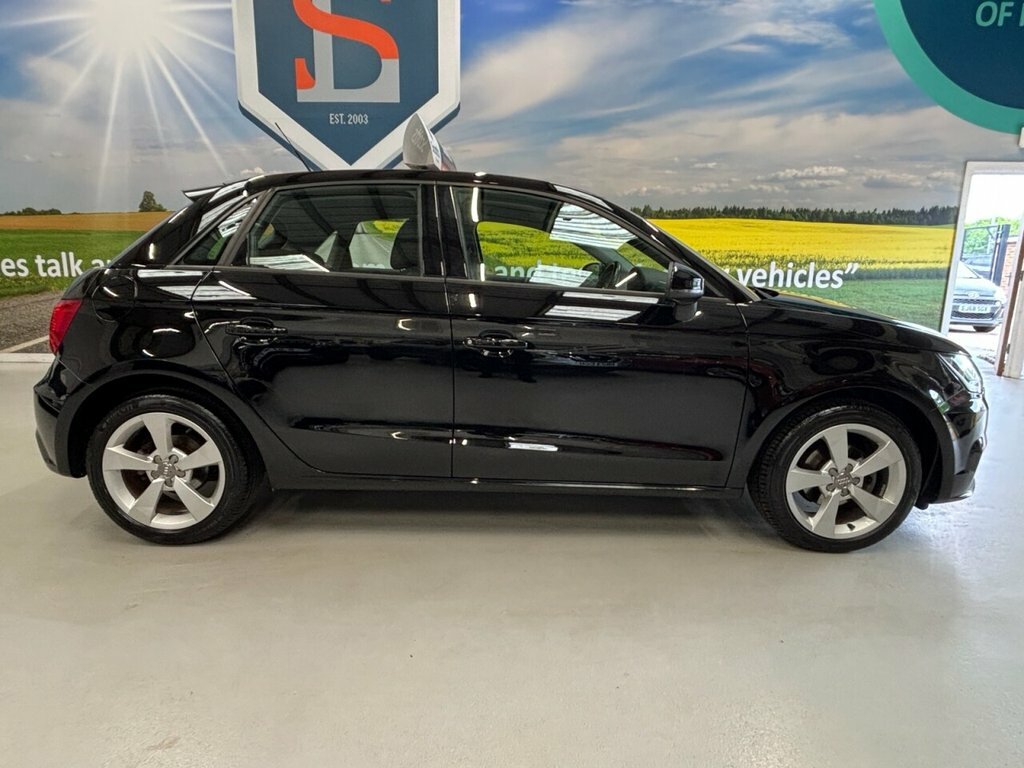 Audi A1 1L Sport Black #4