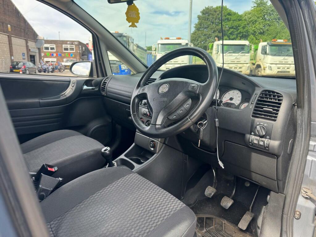 Vauxhall Zafira 1.8 Elegance 16V Red #11