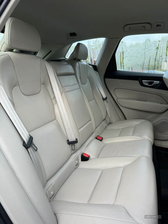 Volvo XC60 2.0 D4 Momentum Pro Awd Geartronic MIJ77 Blue #4