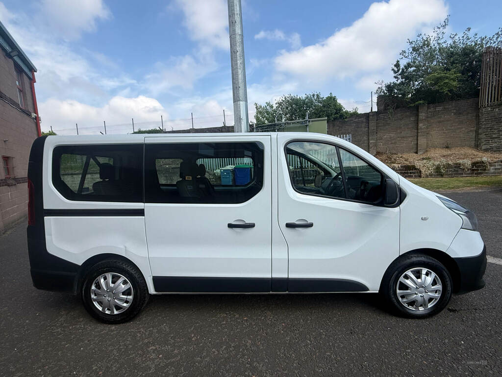 Renault Trafic Sl27 Energy Dci 95 Business 9 Seater FG67MZO White #2