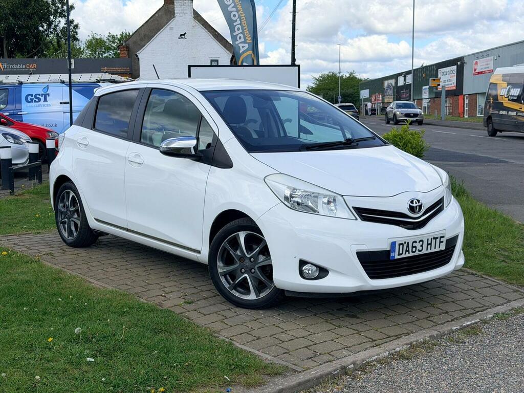 Toyota Yaris Hatchback 1.33 Dual Vvt-i Trend Euro 5 20136 White