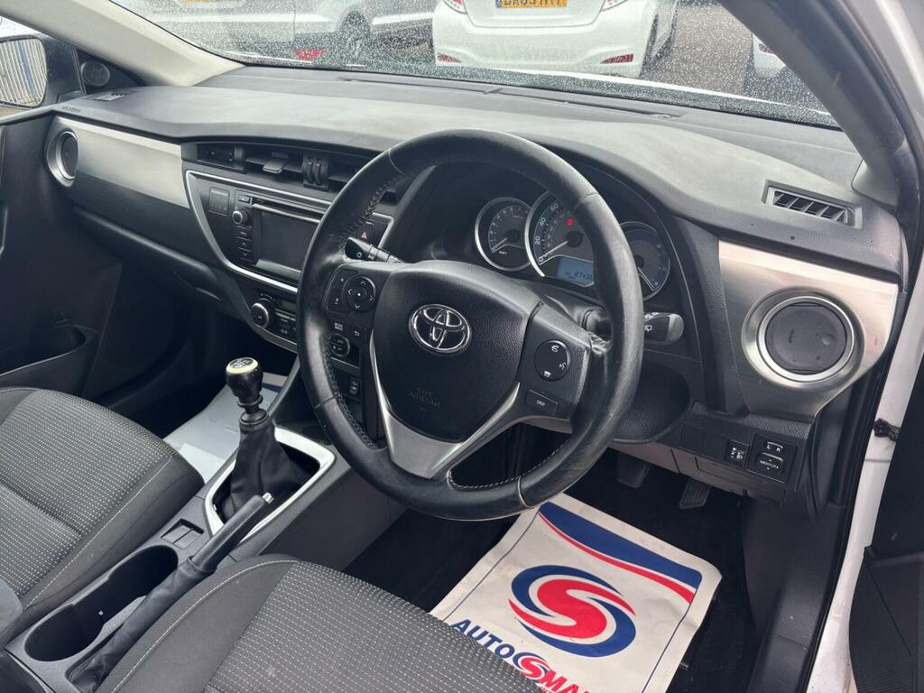 Toyota Auris Hatchback 1.6 V-matic Icon Euro 5 201363 YN63CJV White #3