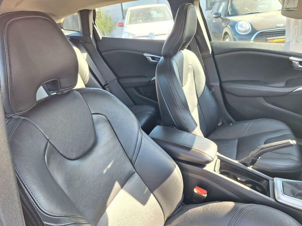 Volvo V40 Hatchback 1.5 T2 Gpf Inscription Euro 6 Ss LP18WRT Black #4