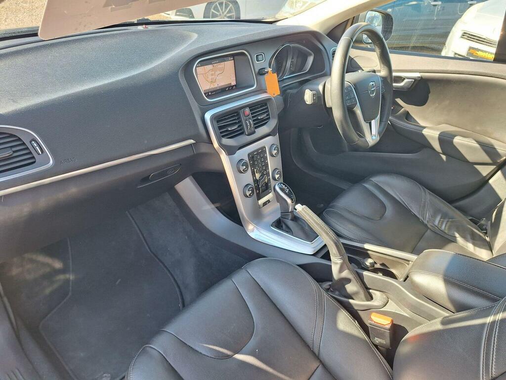 Volvo V40 Hatchback 1.5 T2 Gpf Inscription Euro 6 Ss LP18WRT Black #2