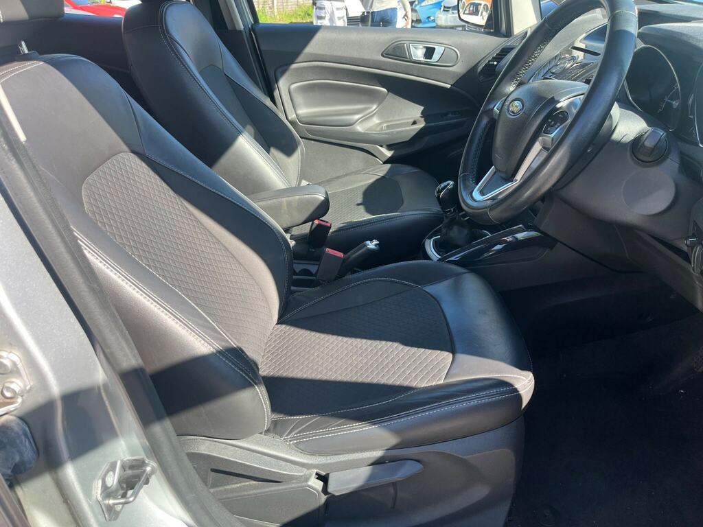 Ford Ecosport White #11