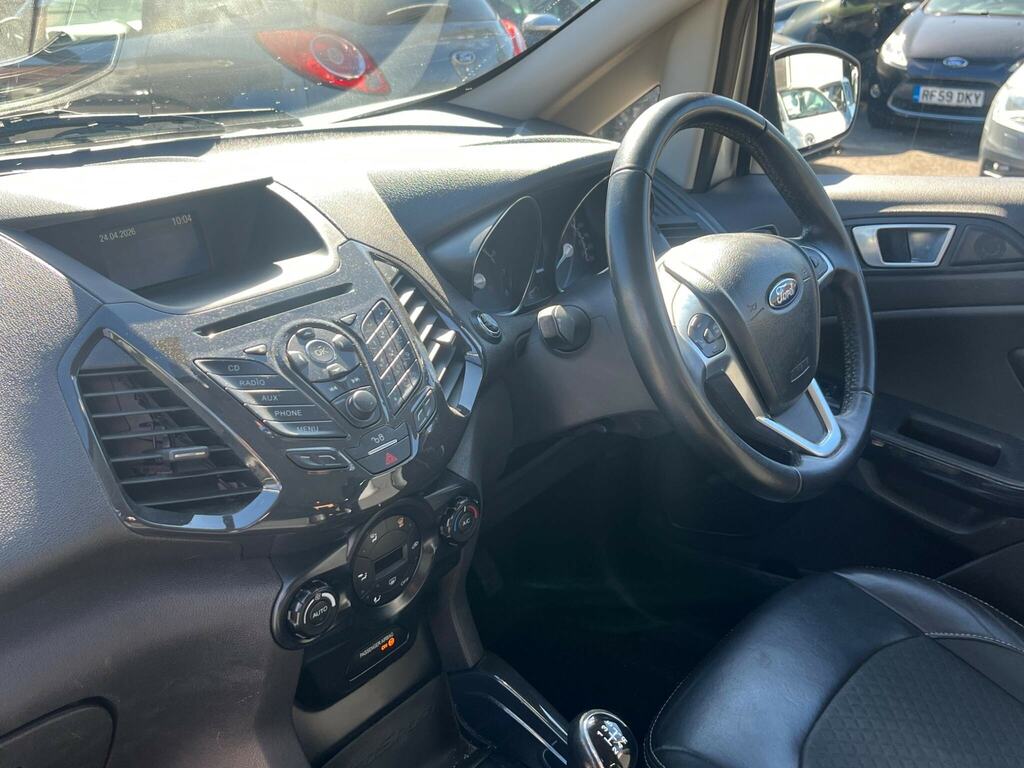 Ford Ecosport White #10
