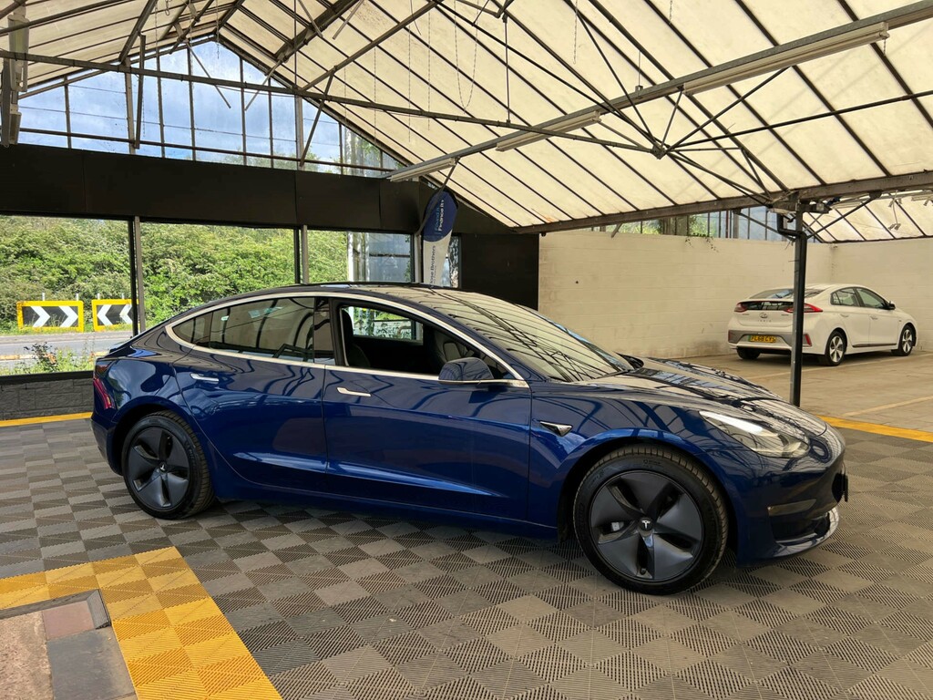 Tesla Model 3 Saloon Blue