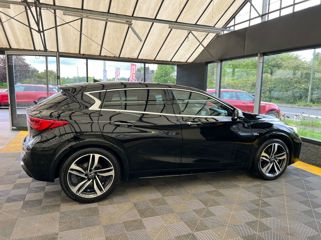 Infiniti Q30 Hatchback Black #6