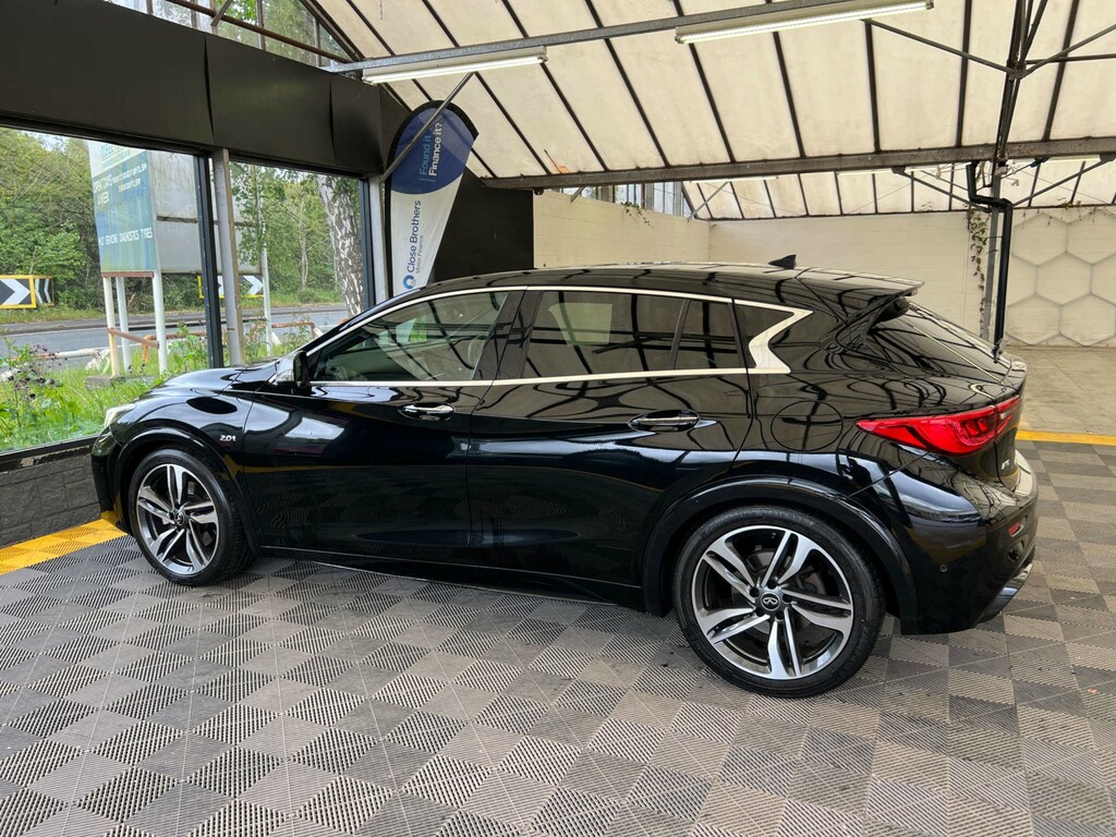 Infiniti Q30 Hatchback Black #4