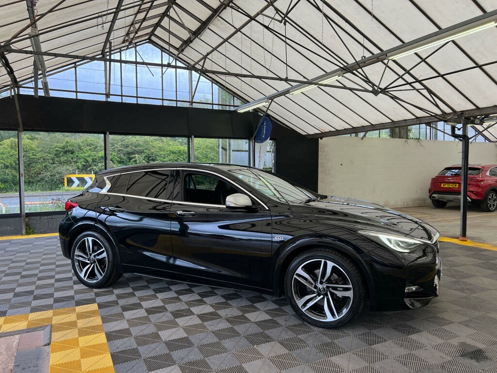 Infiniti Q30 Hatchback Black