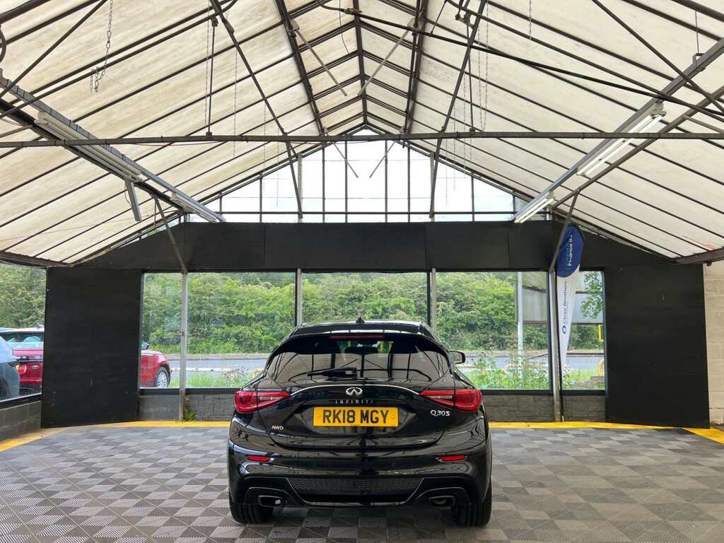Infiniti Q30 Hatchback Black #5