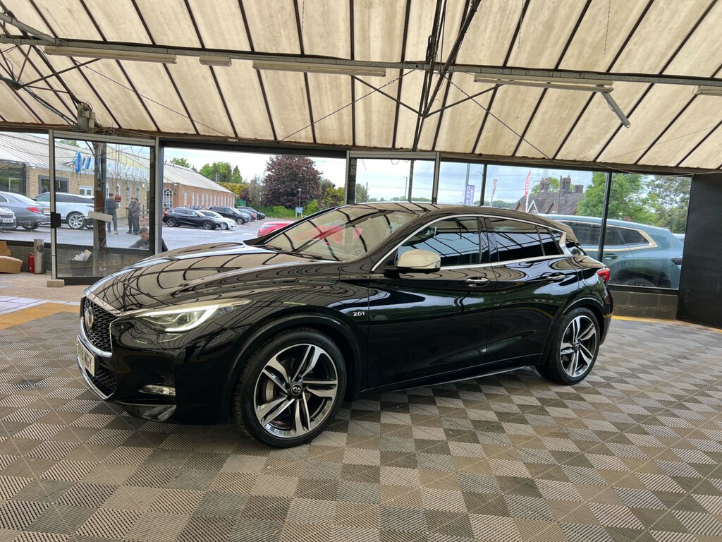 Infiniti Q30 Hatchback Black #3