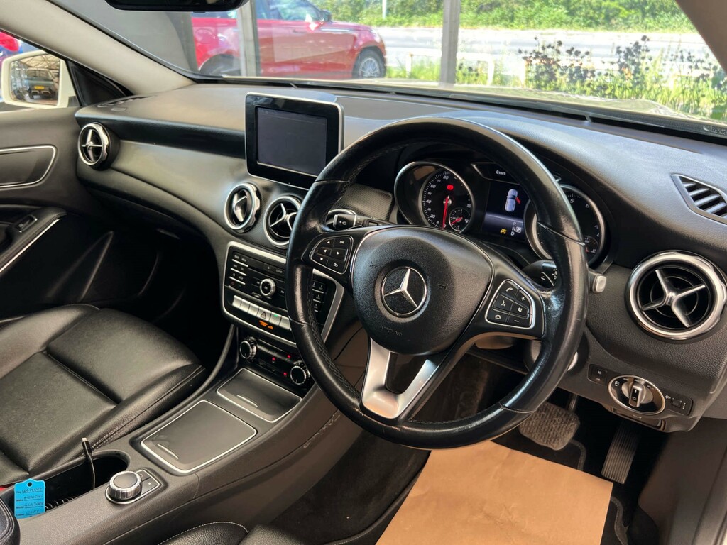 Mercedes-Benz GLA Class Suv WG18UFY White #6
