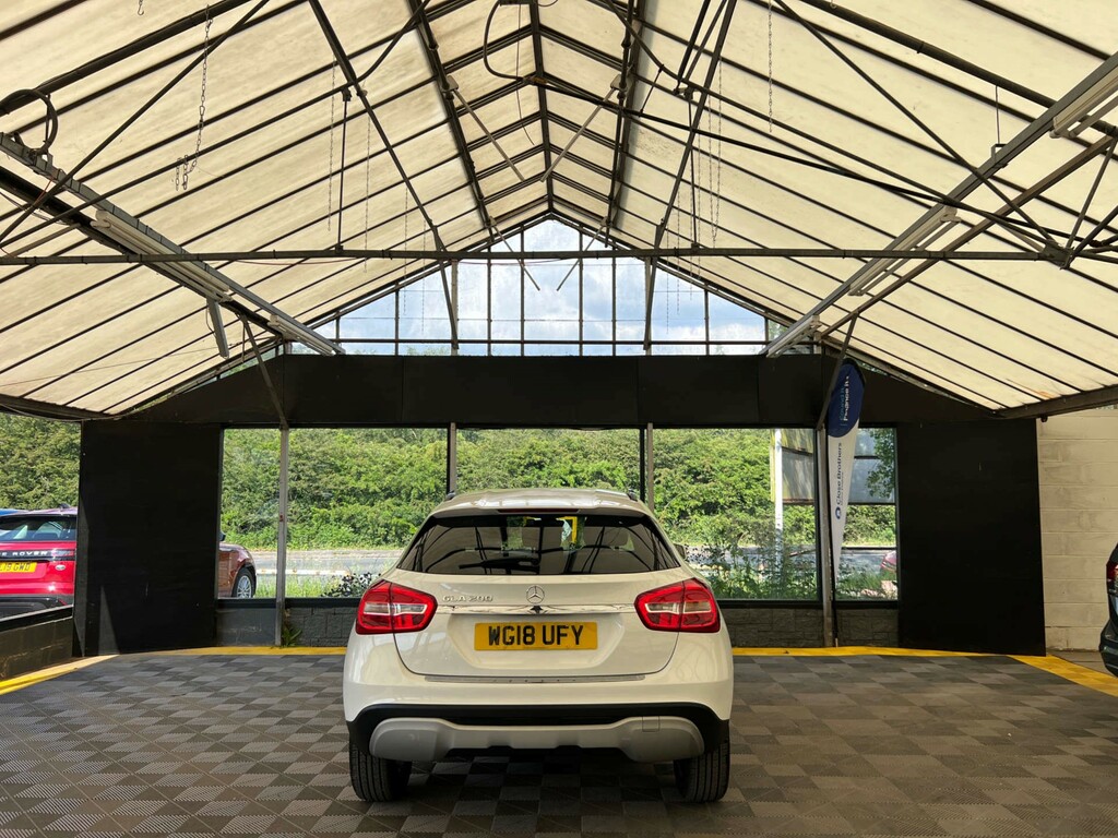 Mercedes-Benz GLA Class Suv WG18UFY White #4