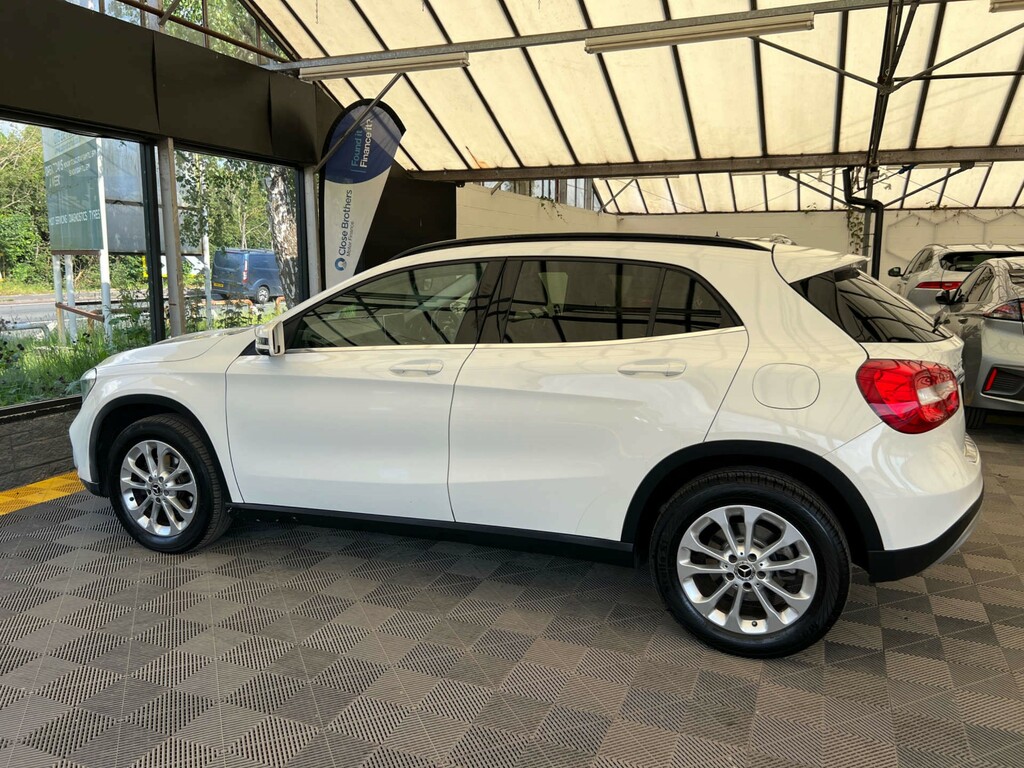 Mercedes-Benz GLA Class Suv WG18UFY White #3