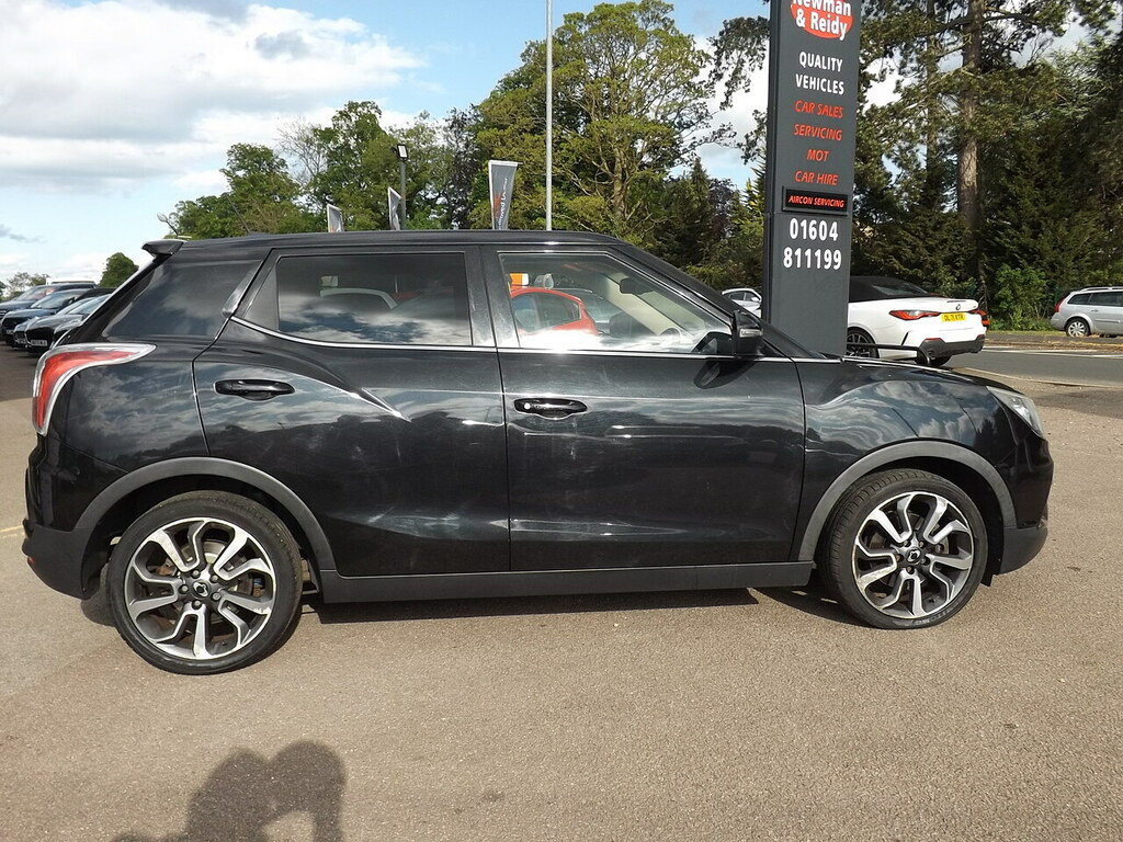 SsangYong Tivoli 1.6 Se 126 Red #4