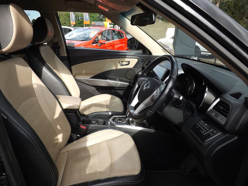 SsangYong Tivoli 1.6 Se 126 Red #25