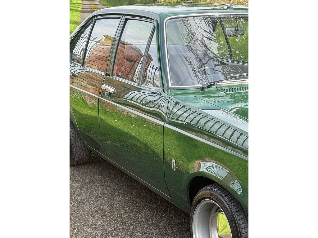 Ford Escort Saloon Green #4