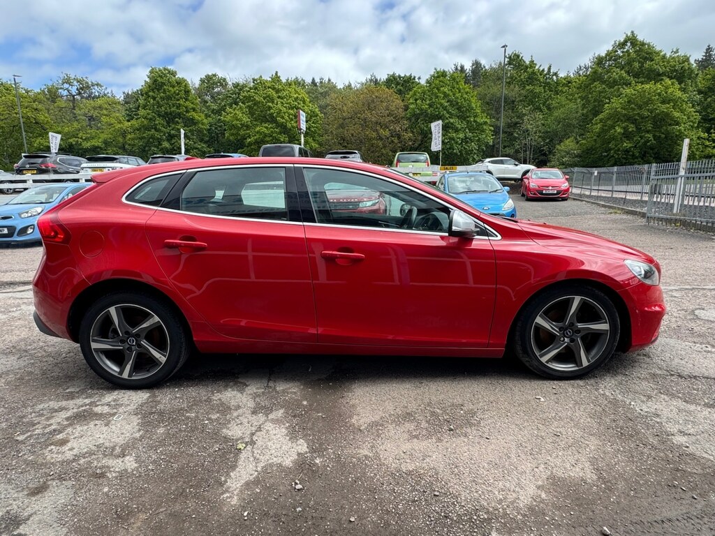 Volvo V40 D2 120 R Design YX65ZZJ Red #4