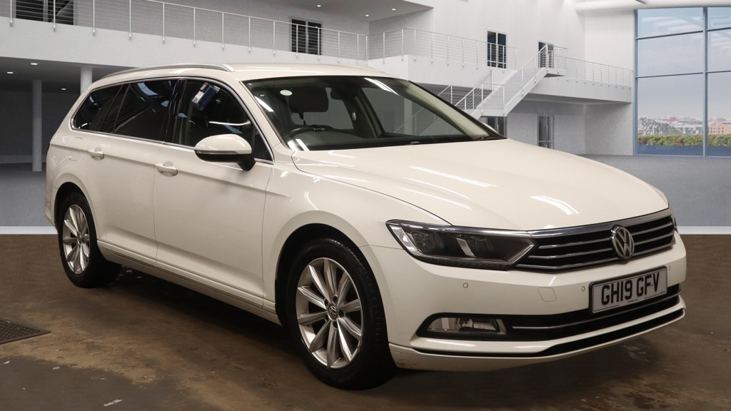 Volkswagen Passat 1.5 Tsi Evo 150 Se Business Nav Car Net A White