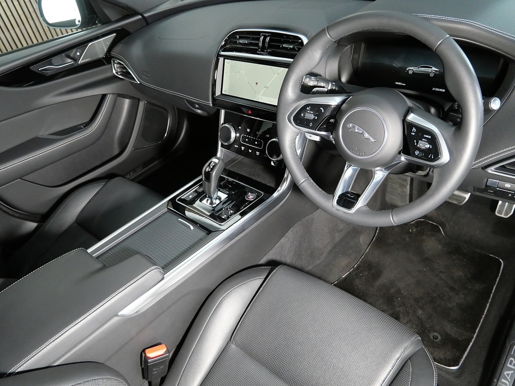 Jaguar XE 2.0 D200 Mhev R-dynamic Se Black Saloon Grey #3