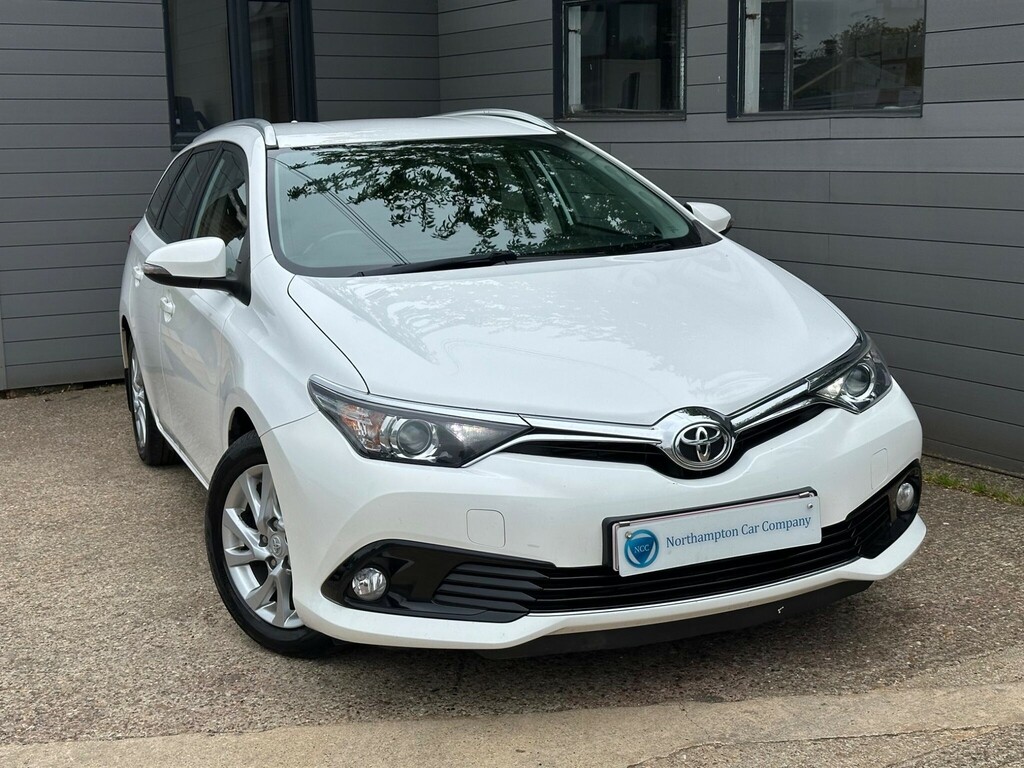 Toyota Auris 1.6 D-4d Icon Touring Sports Euro 6 Ss White