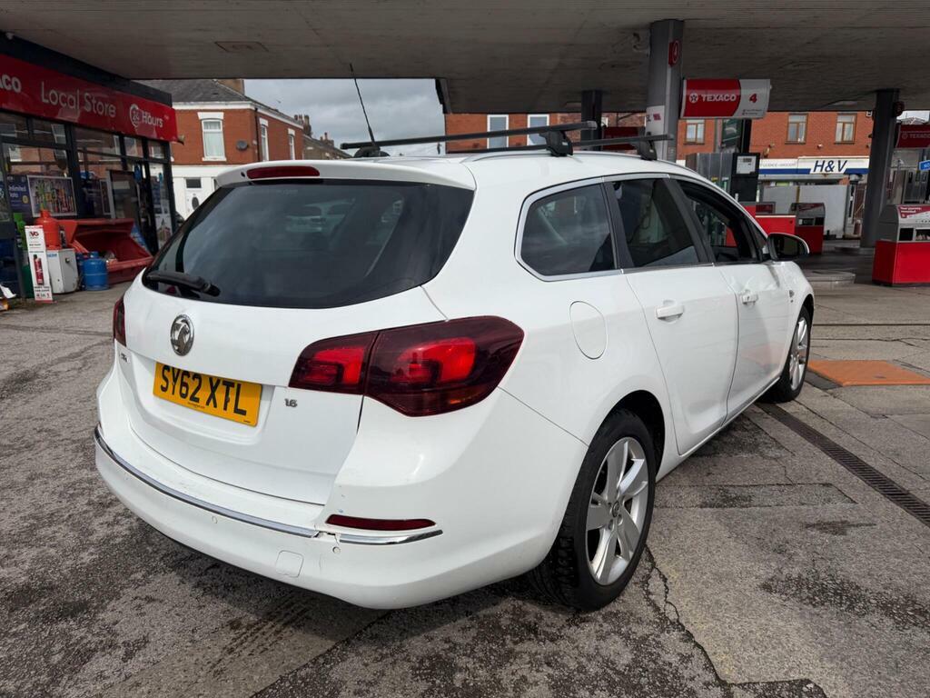 Vauxhall Astra 1.6 16V Sri Sports Tourer Euro 5 SY62XTL White #3